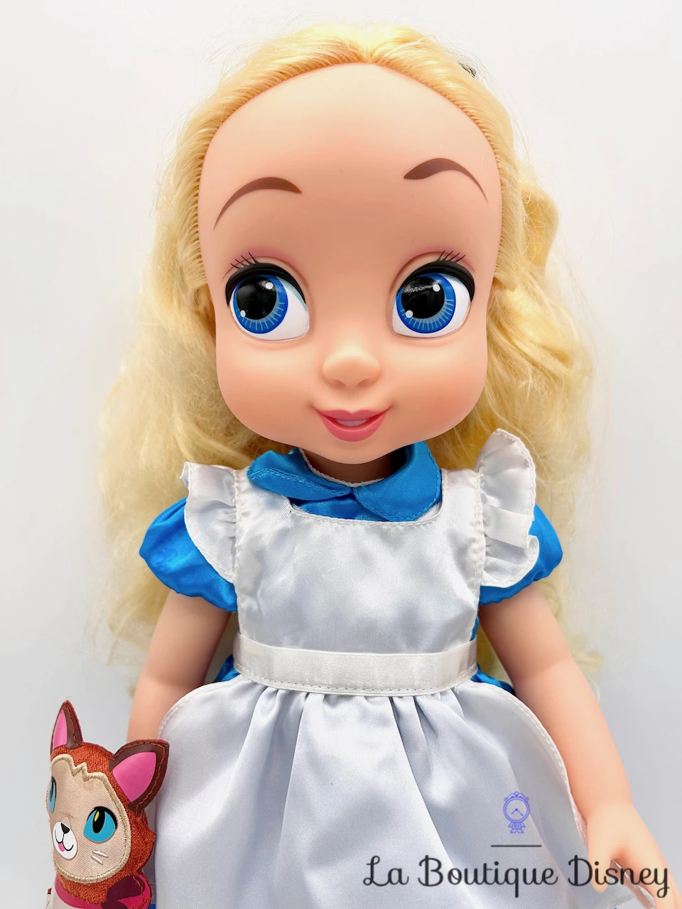 Poupée Alice Aux Pays Des Merveilles Animators Collection V3 Disney Store 2016 Dinah 40 Cm 2 Poupée Alice Aux Pays Des Merveilles Animators Collection V3 Disney Store 2016 Dinah 40 Cm – Image 2