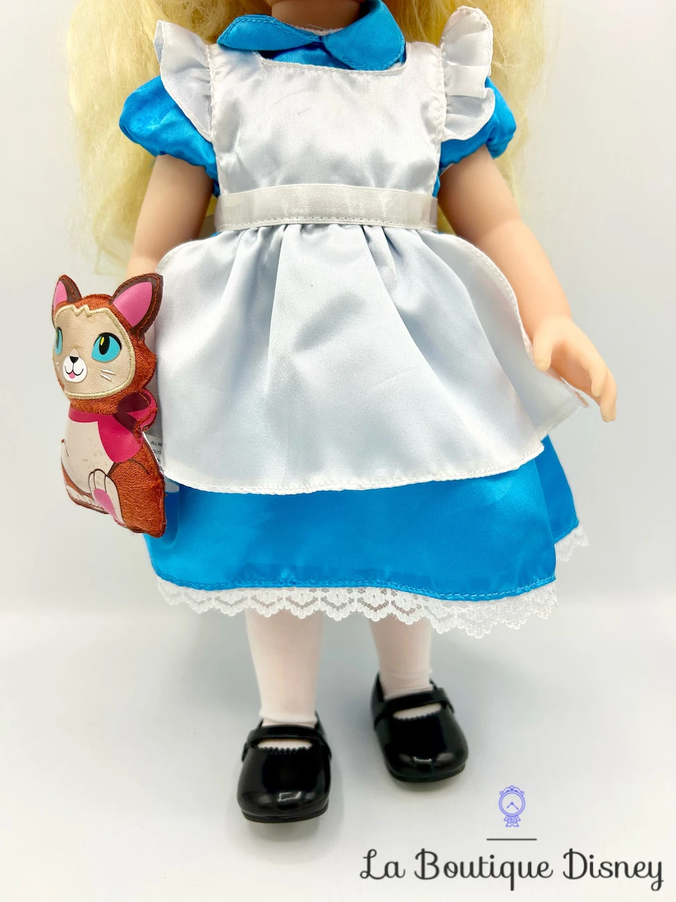 Poupée Alice Aux Pays Des Merveilles Animators Collection V3 Disney Store 2016 Dinah 40 Cm 4 Poupée Alice Aux Pays Des Merveilles Animators Collection V3 Disney Store 2016 Dinah 40 Cm – Image 4