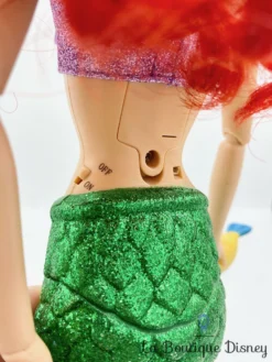 Poupée Chantante Ariel De Luxe Disney Store La Petite Sirène Polochon Queue Articulée 45 Cm -Magasin De Décoration Disney poupee chantante ariel de luxe 45 cm polochon part of your wold articulee queue 2016 10