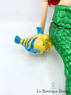 Poupée Chantante Ariel De Luxe Disney Store La Petite Sirène Polochon Queue Articulée 45 Cm -Magasin De Décoration Disney poupee chantante ariel de luxe 45 cm polochon part of your wold articulee queue 2016 6