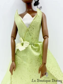 Poupée Tiana La Princesse Et La Grenouille Disney Store Mannequin Robe Verte 32 Cm -Magasin De Décoration Disney poupee tiana la princesse et la grenouille disney store mannequin 5