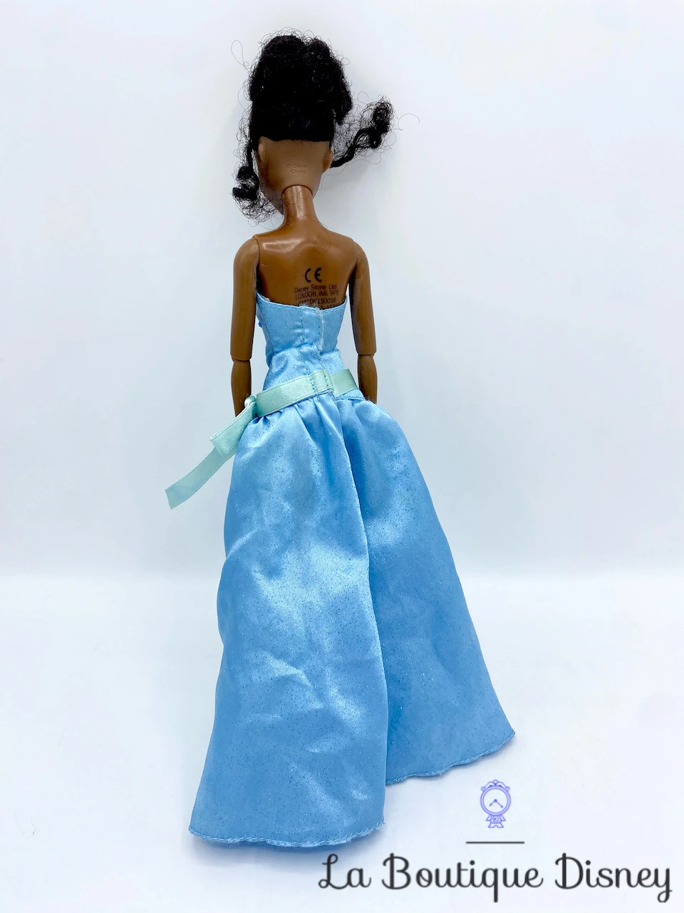 Poupée Tiana La Princesse Et La Grenouille Disney Store Mannequin Robe Bleue 33 Cm 4 Poupée Tiana La Princesse Et La Grenouille Disney Store Mannequin Robe Bleue 33 Cm – Image 4