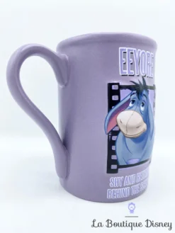 Tasse Bourriquet Eeyore Cinéma Disney Store Exclusive Mug Winnie L'ourson Violet Shy And Retiring -Magasin De Décoration Disney tasse bourriquet cinema disney store mug eeyore shy and retiring behind the scenes violet 4