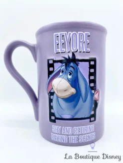 Tasse Bourriquet Eeyore Cinéma Disney Store Exclusive Mug Winnie L'ourson Violet Shy And Retiring -Magasin De Décoration Disney tasse bourriquet cinema disney store mug eeyore shy and retiring behind the scenes violet 5