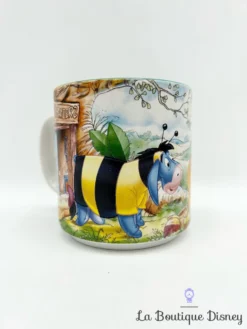 Tasse Scène Winnie L'ourson Pâques Disney Store Exclusive Classics 2006 Mug Scène Film Déguisements Abeilles -Magasin De Décoration Disney tasse scene winnie ourson paques deguisement walt disney store classics 2006 mug scene films abeilles 1